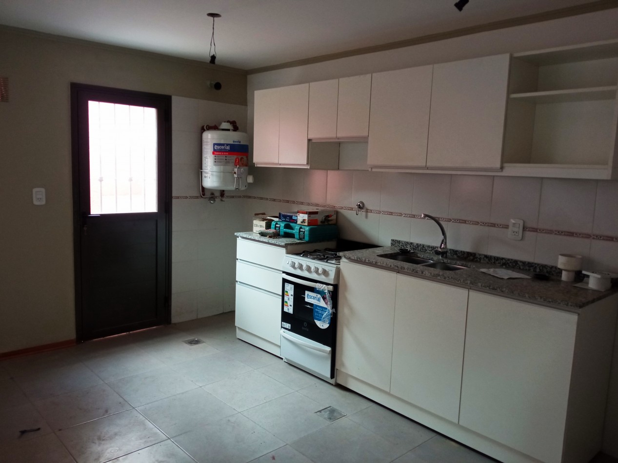 Es APTO CREDITO.Vendo Duplex a estrenar, espacioso estar comedor, cocina amoblada, patio exclusivo, cochera.