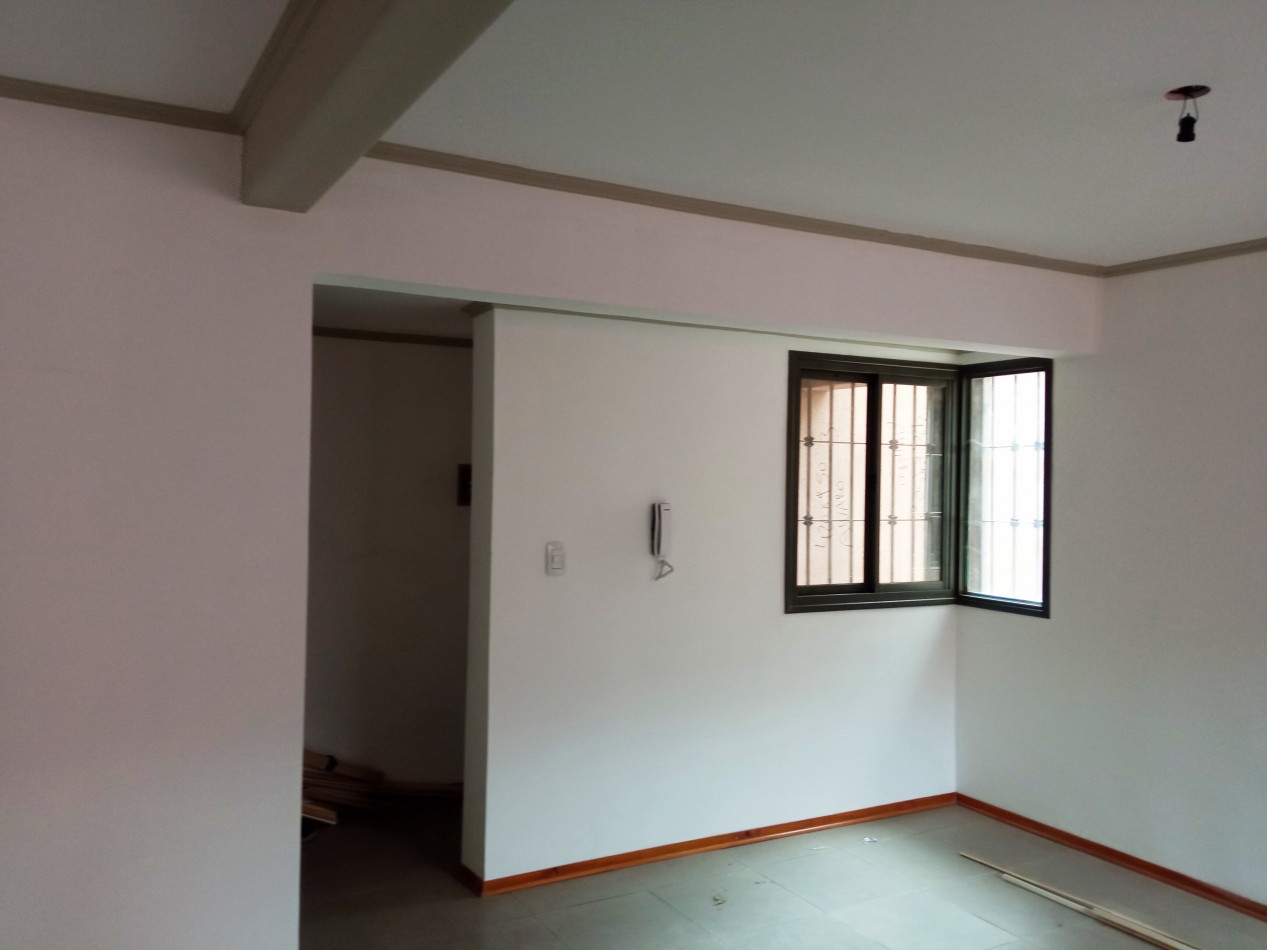 Es APTO CREDITO.Vendo Duplex a estrenar, espacioso estar comedor, cocina amoblada, patio exclusivo, cochera.