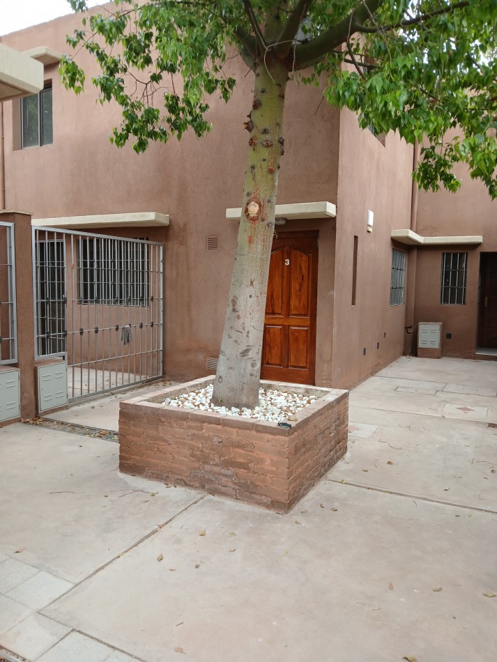 Es APTO CREDITO. A estrenar impecable espacioso Duplex con patio independiente, cerrado, cochera.