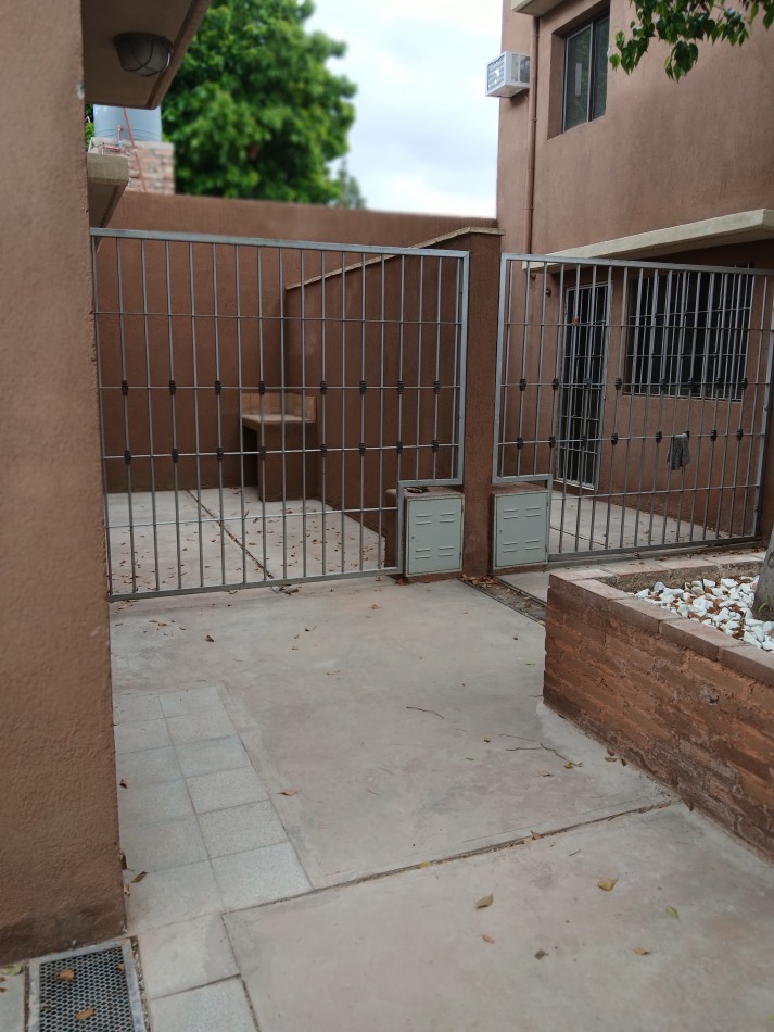 Es APTO CREDITO. A estrenar impecable espacioso Duplex con patio independiente, cerrado, cochera.
