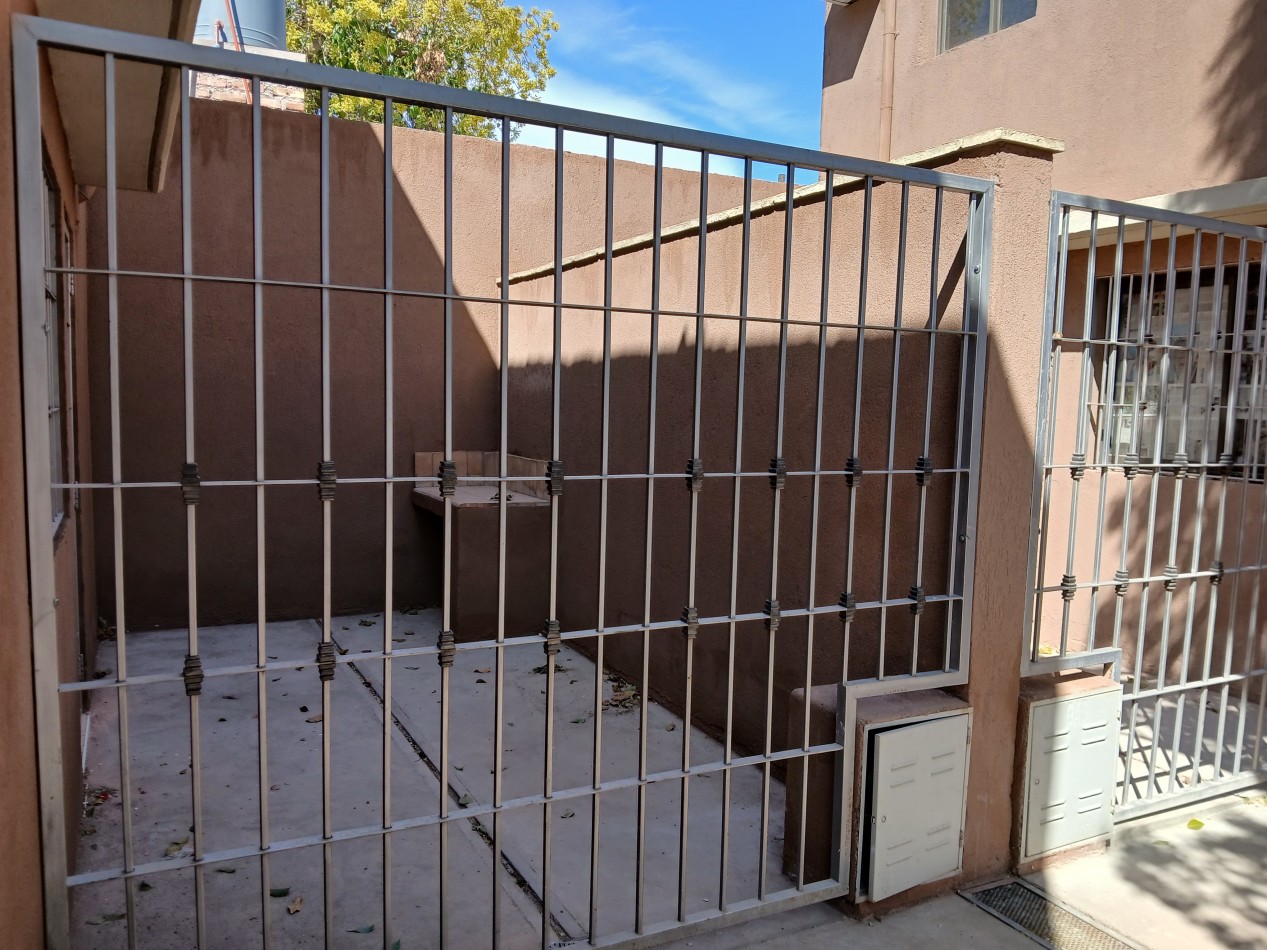 Es APTO CREDITO. A estrenar impecable espacioso Duplex con patio independiente, cerrado, cochera.