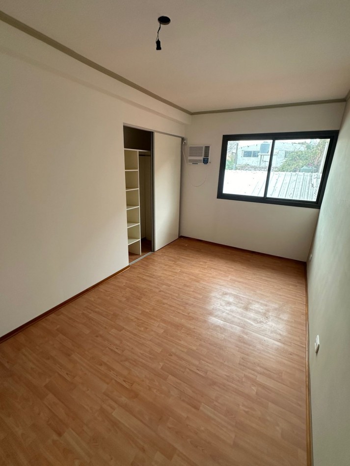 Es APTO CREDITO. A estrenar impecable espacioso Duplex con patio independiente, cerrado, cochera.