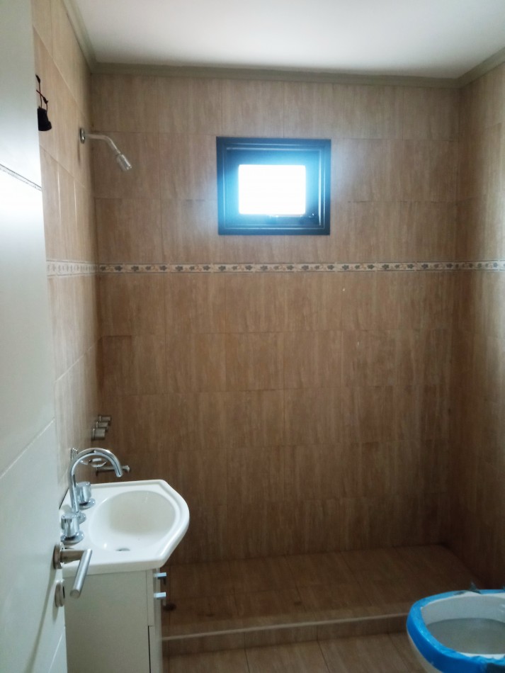 Es APTO CREDITO. A estrenar impecable espacioso Duplex con patio independiente, cerrado, cochera.