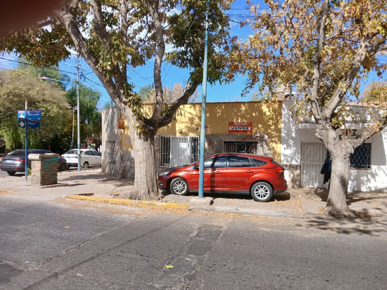 Es APTA CREDITO. Inmejorable ubicacion casa esquina Lavalle frente Ciclovia 
