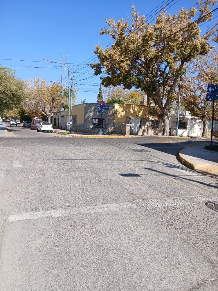 Es APTA CREDITO. Inmejorable ubicacion casa esquina Lavalle frente Ciclovia 