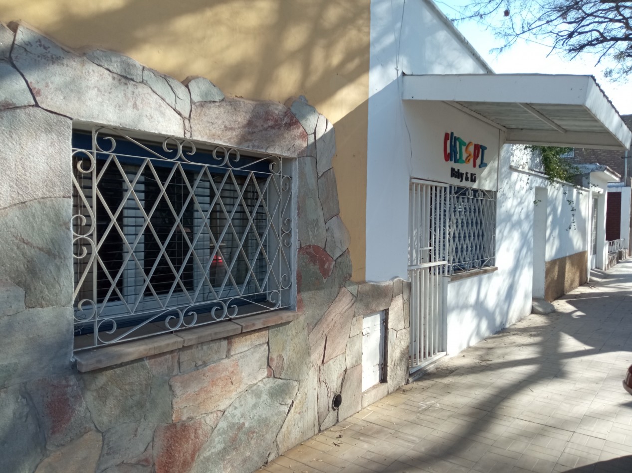 Es APTA CREDITO. Inmejorable ubicacion casa esquina Lavalle frente Ciclovia 