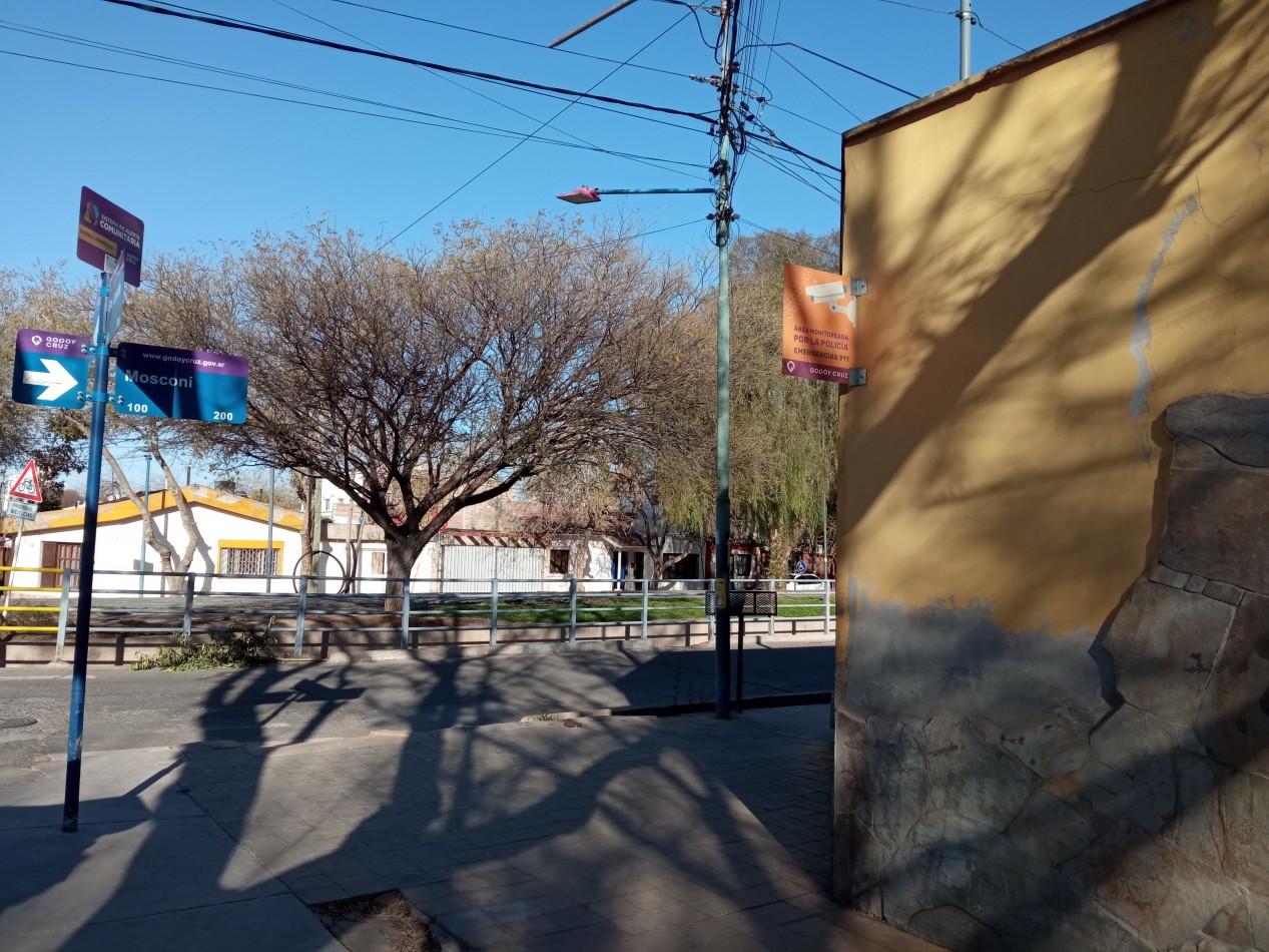 Es APTA CREDITO. Inmejorable ubicacion casa esquina Lavalle frente Ciclovia 