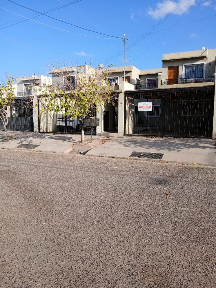 Alquilo departamento planta baja. Estar comedor cocina amoblada, 2 dormitorios con cochera techada.