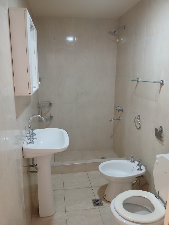 Alquilo departamento planta baja. Estar comedor cocina amoblada, 2 dormitorios con cochera techada.